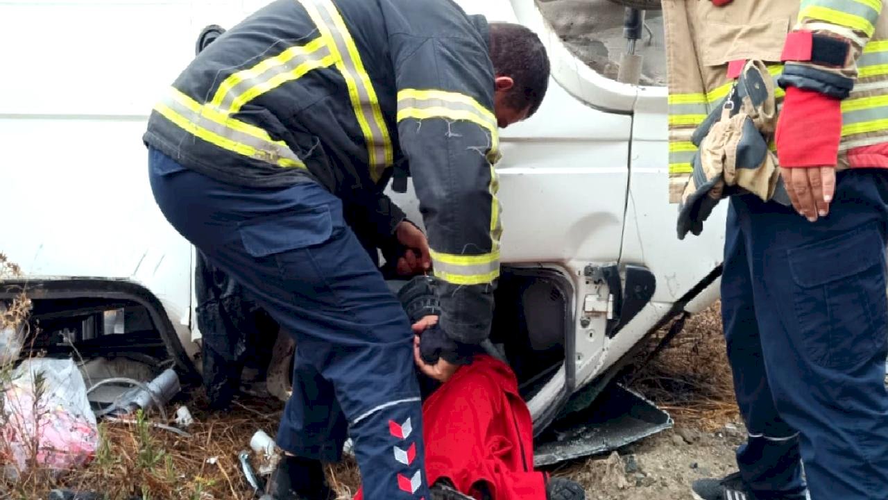 Hatay&#039;da direğe çarpıp ters dönen minibüste can pazarı