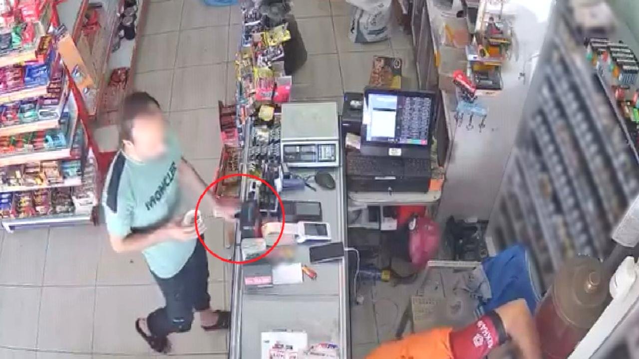 Hatay&#039;da market çalışanını oyaladı: Kaşla göz arasında 800 liralık çakmağı çaldı