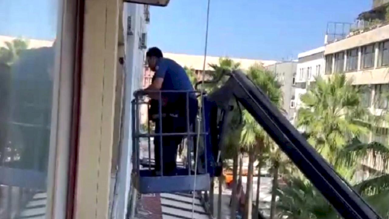 Hatay&#039;da polis ekipleri hırsızı vinçle içeri girerek yakaladı