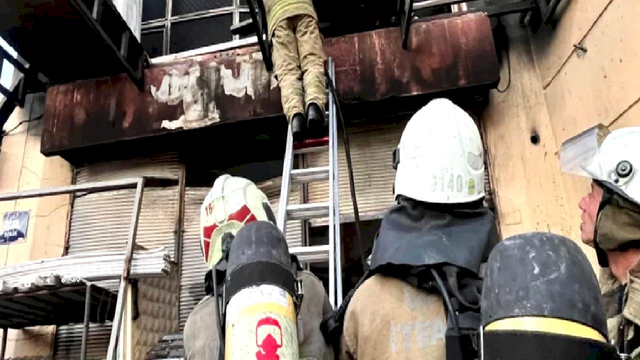 İzmir-Bornova&#039;da demir dtölyesinde çıkan yangın kontrol altına alındı