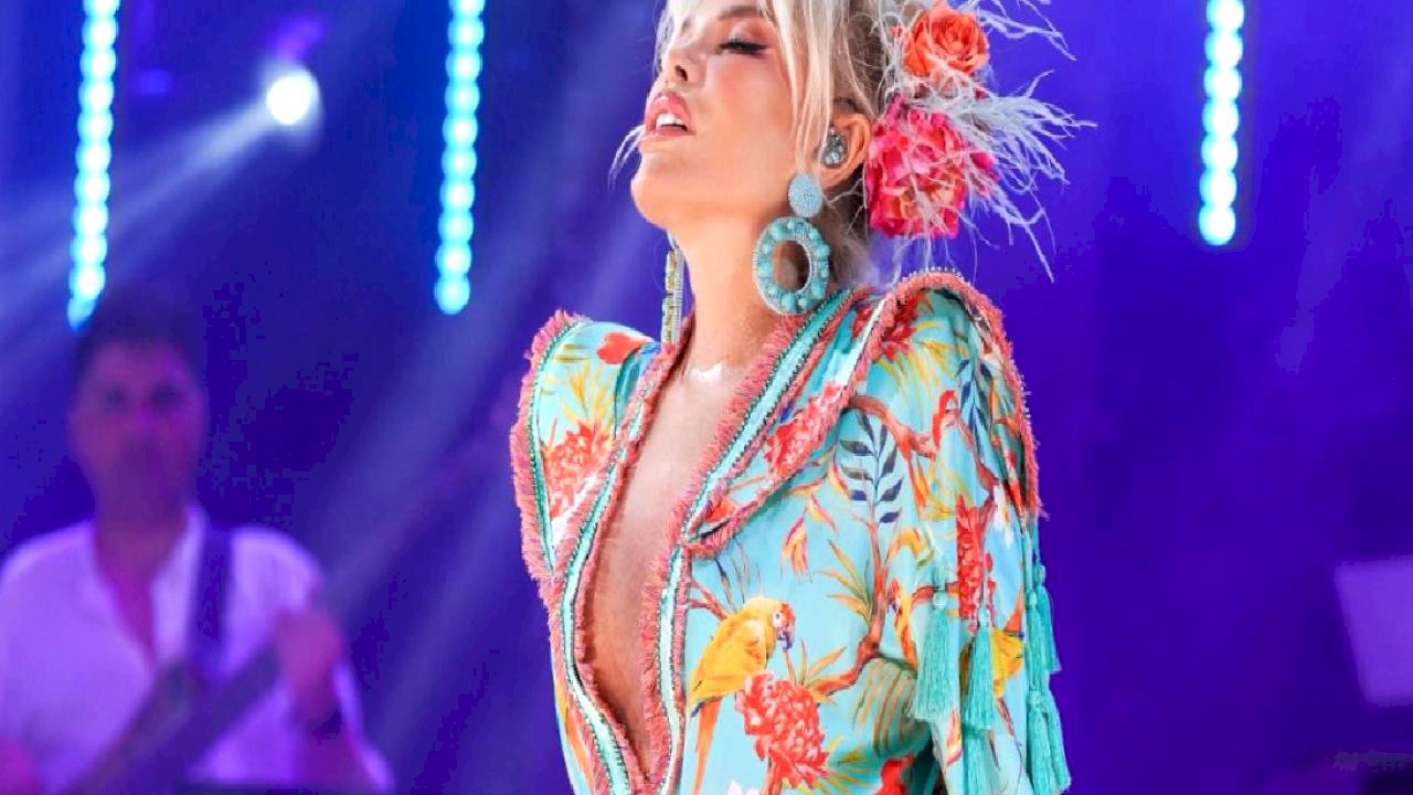 Ajda Pekkan sahnede içini döktü: &quot;Ben evde kaldım&quot;