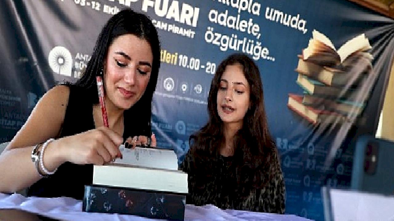Antalya Kitap Fuarı&#039;nda hafta sonu yoğunluğu yaşandı 