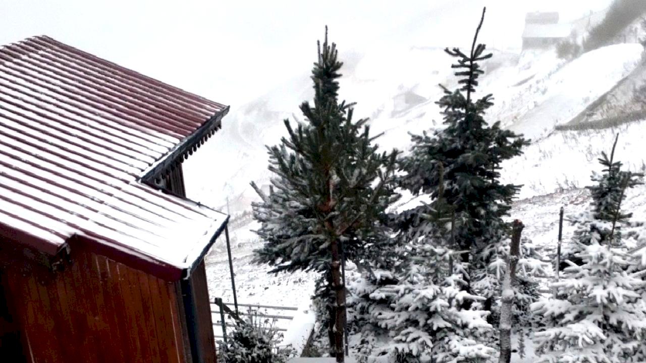 Bayburt&#039;un yüksek kesimlerine kar yağdı