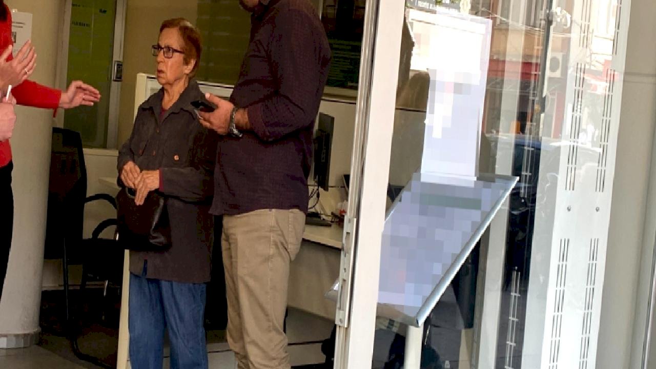 Burdur’da güvenlik görevlisi, yaşlı kadını 650 bin lira dolandırılmaktan kurtardı