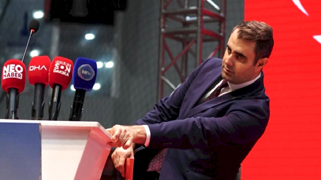 CHP İzmir Kongresi&#039;nde tek aday Çağatay Güç kürsüde fenalaştı