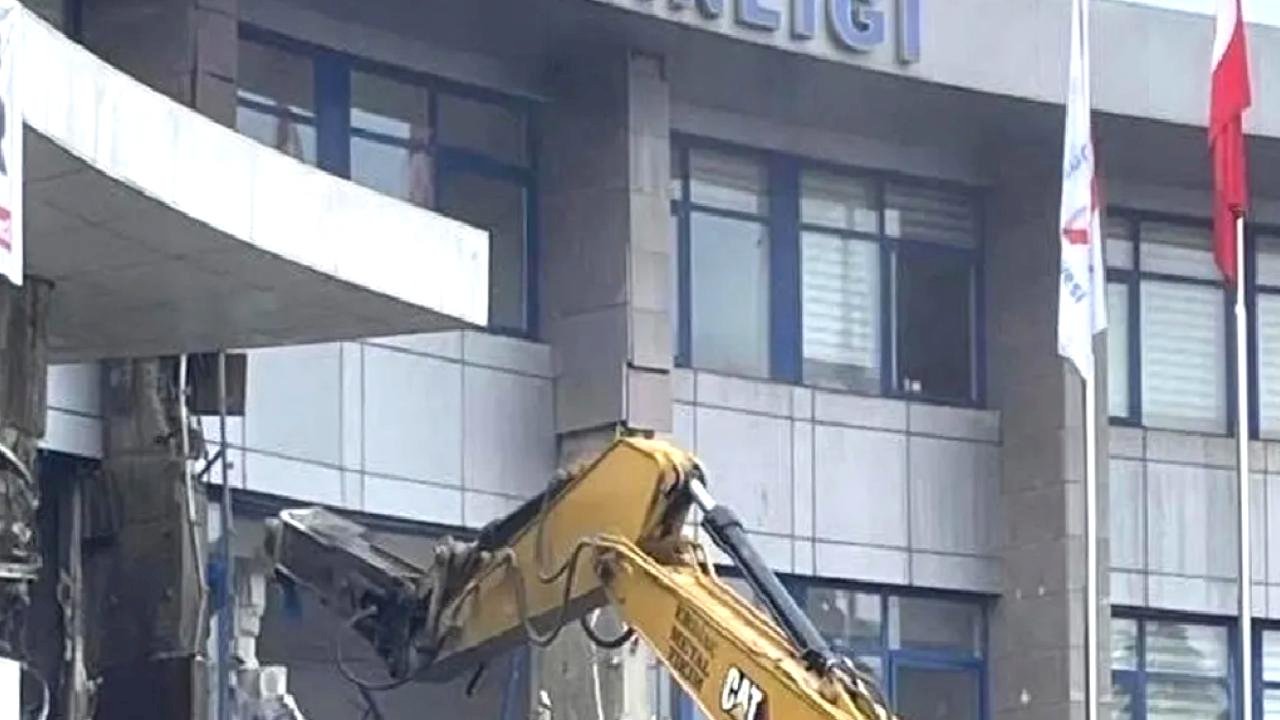 Düzce Belediyesi binasının yıkımı tepki çekti!