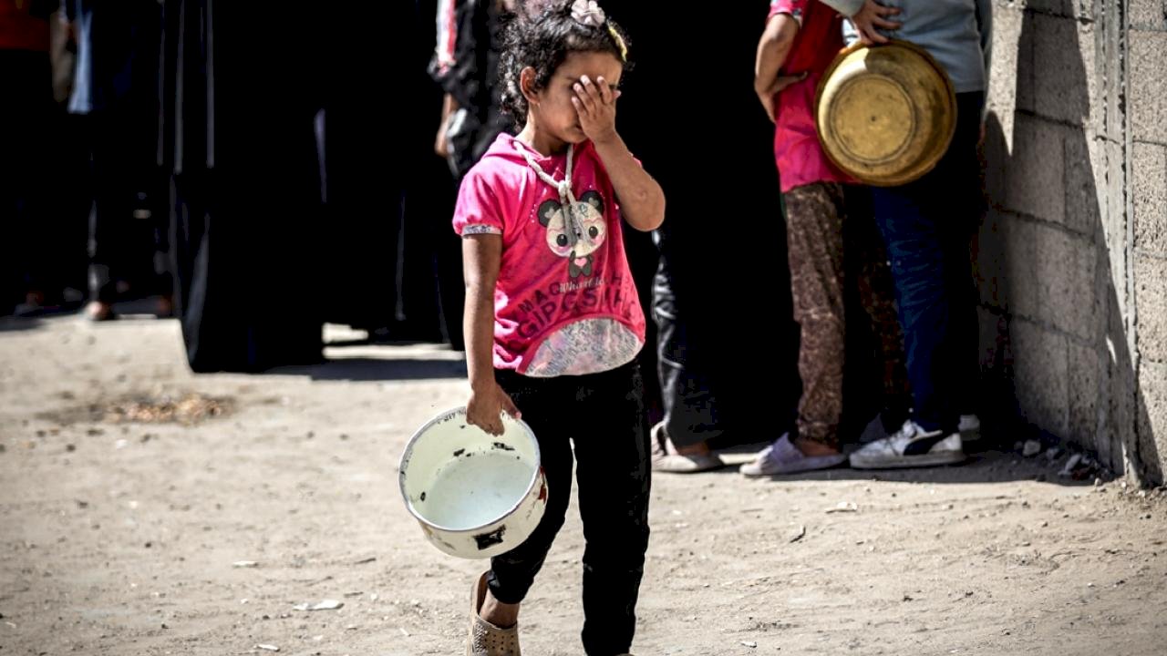 Gazze&#039;de gıda krizi: Filistinlilere yemek dağıtıldı