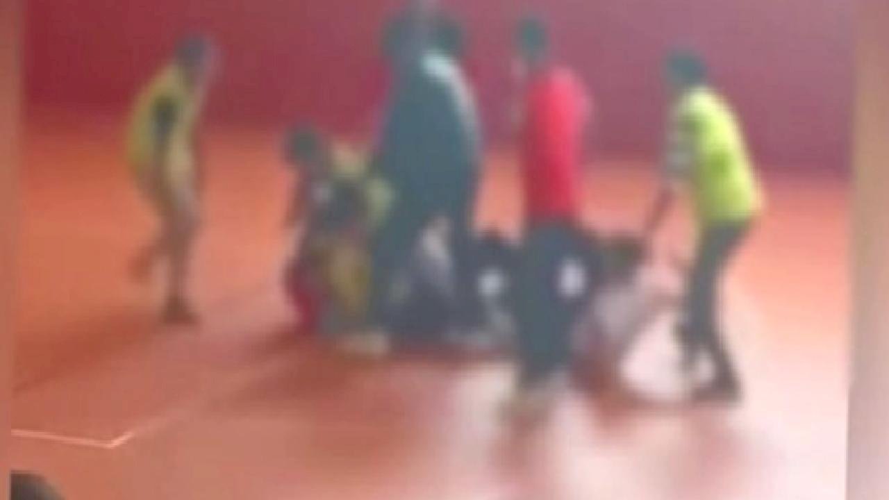 Genç Öğrencilerin Mendil Kapmaca Oyununda Kan Aktı!