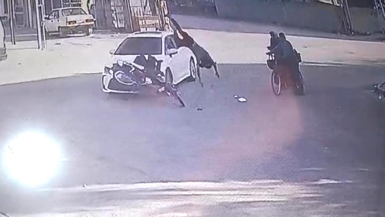 Hatay&#039;da otomobille çarpışan motosiklet sürücüsü yaşlı çiftin üzerine savruldu: 4 yaralı