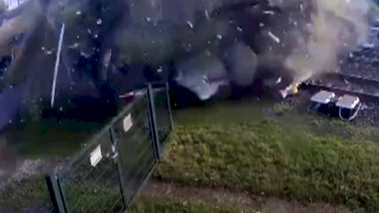 Hollanda&#039;da yolcu treni, hemzemin geçitte tıra çarptı