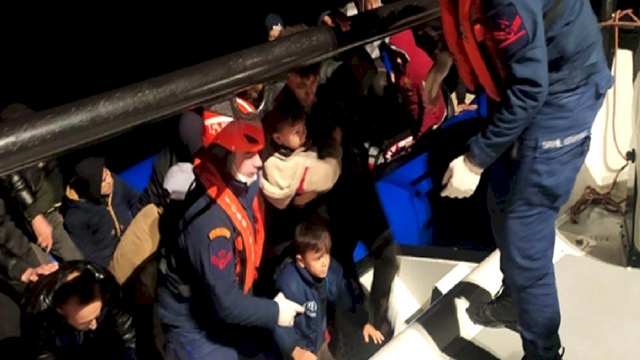 İzmir açıklarında toplam 148 düzensiz göçmen yakalandı