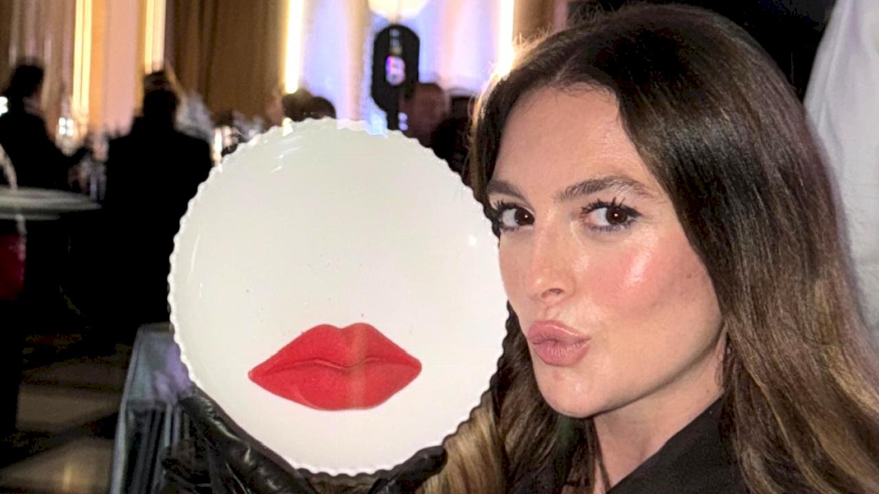 Oyuncu Melis Sezen Bükreş&#039;te! Yine dikkatleri üzerine çekti