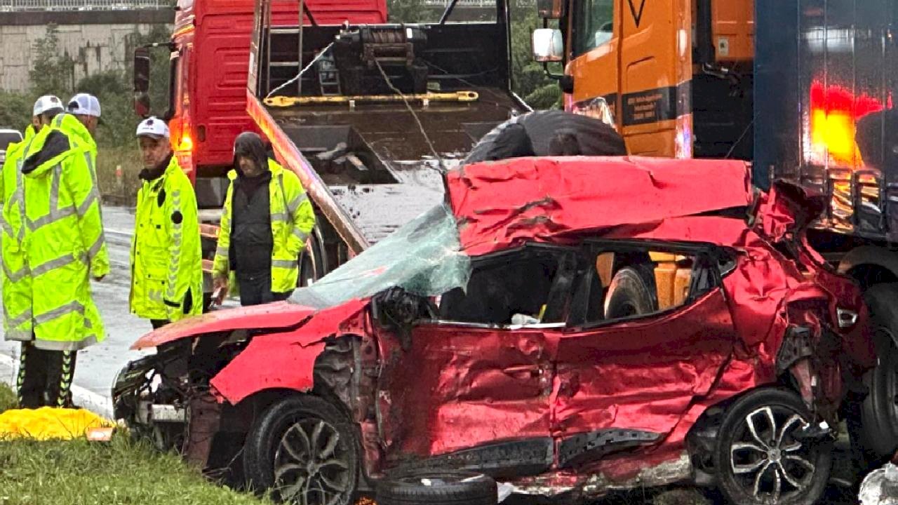 Rize&#039;de kontrolden çıkan otomobil TIR&#039;a çarptı: 3 ölü