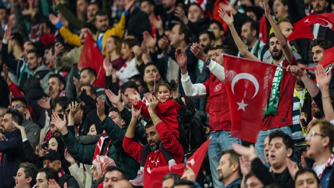 A Milli Futbol Takımı'na Bursa'da büyük destek