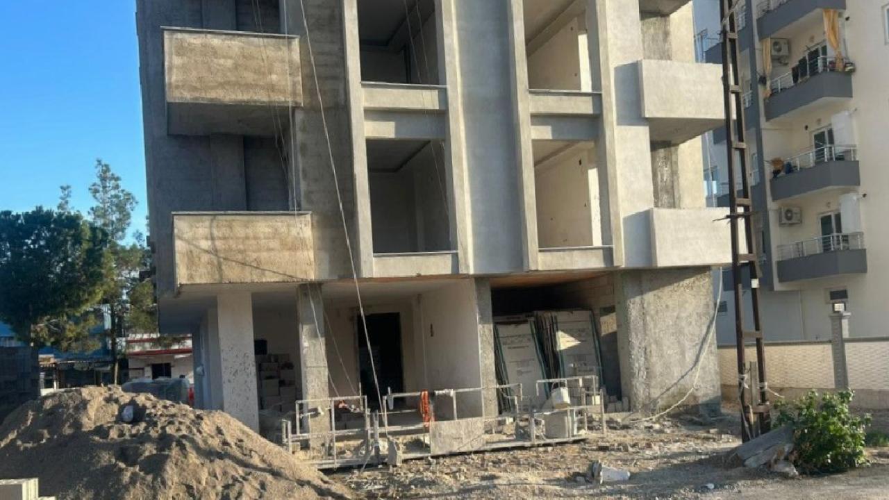 Adana'da 4'üncü kattan düşen inşaat işçisi hayatını kaybetti