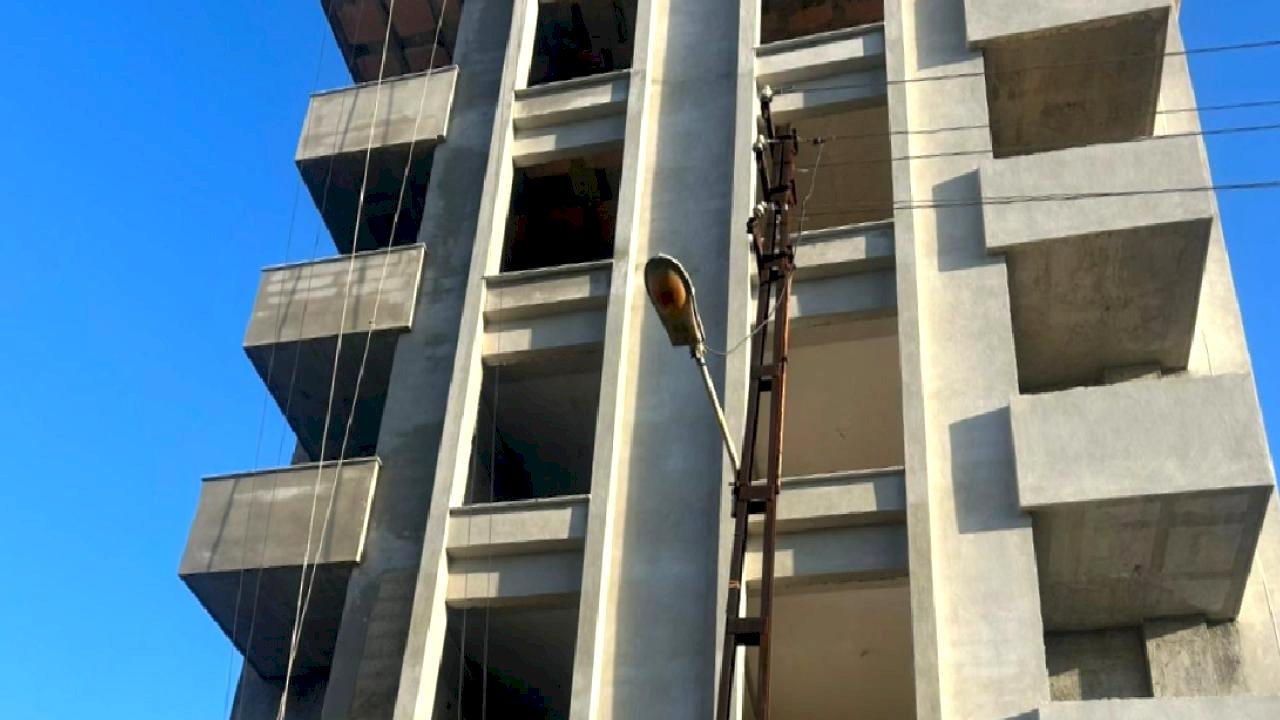 Adana'da 4'üncü kattan düşen inşaat işçisi hayatını kaybetti