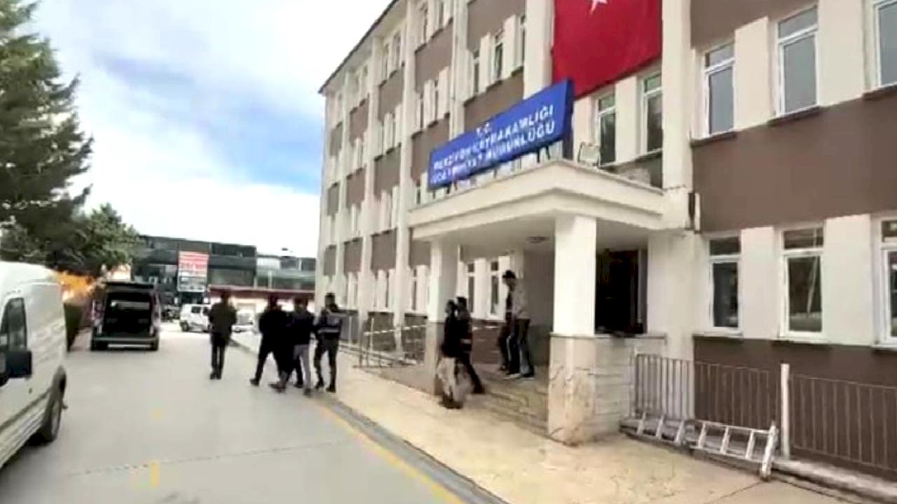 Amasya'da kendilerini polis olarak tanıtarak aynı kadını 2 kez dolandırdılar: 5 tutuklama