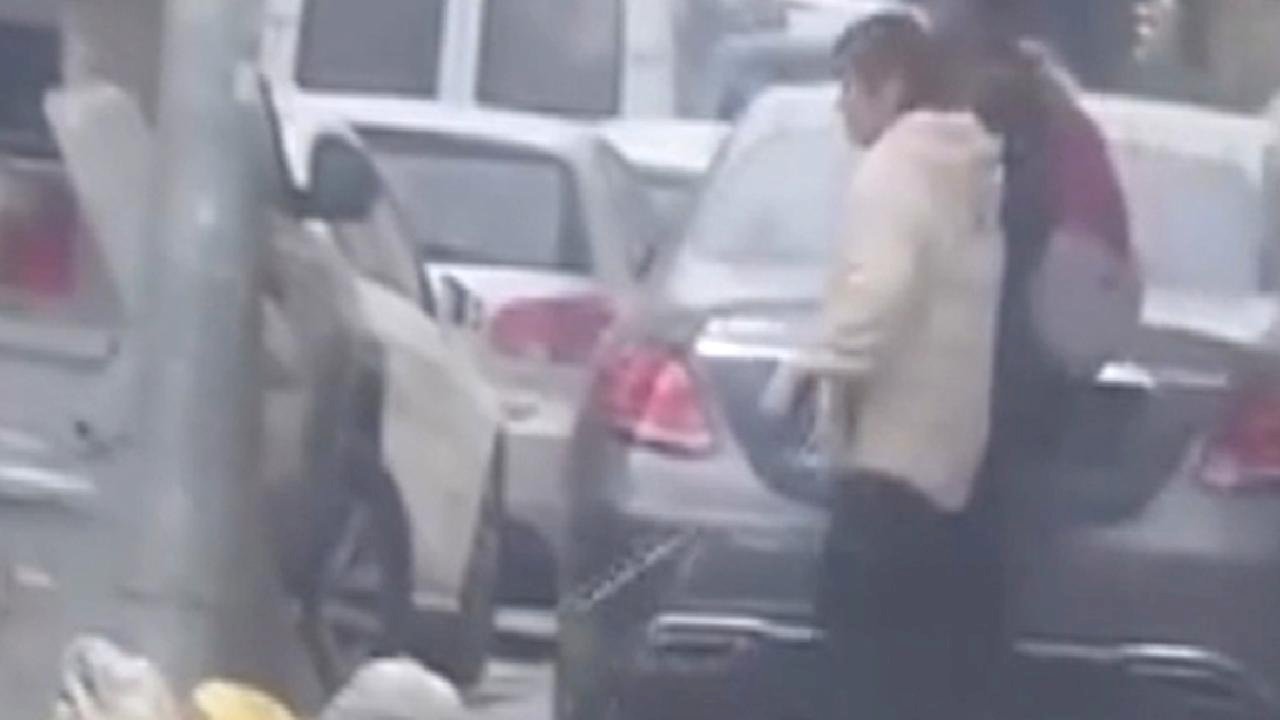 Ankara&#039;da kaldırıma park edilen otomobil görme engelli vatandaşlara zor anlar yaşattı