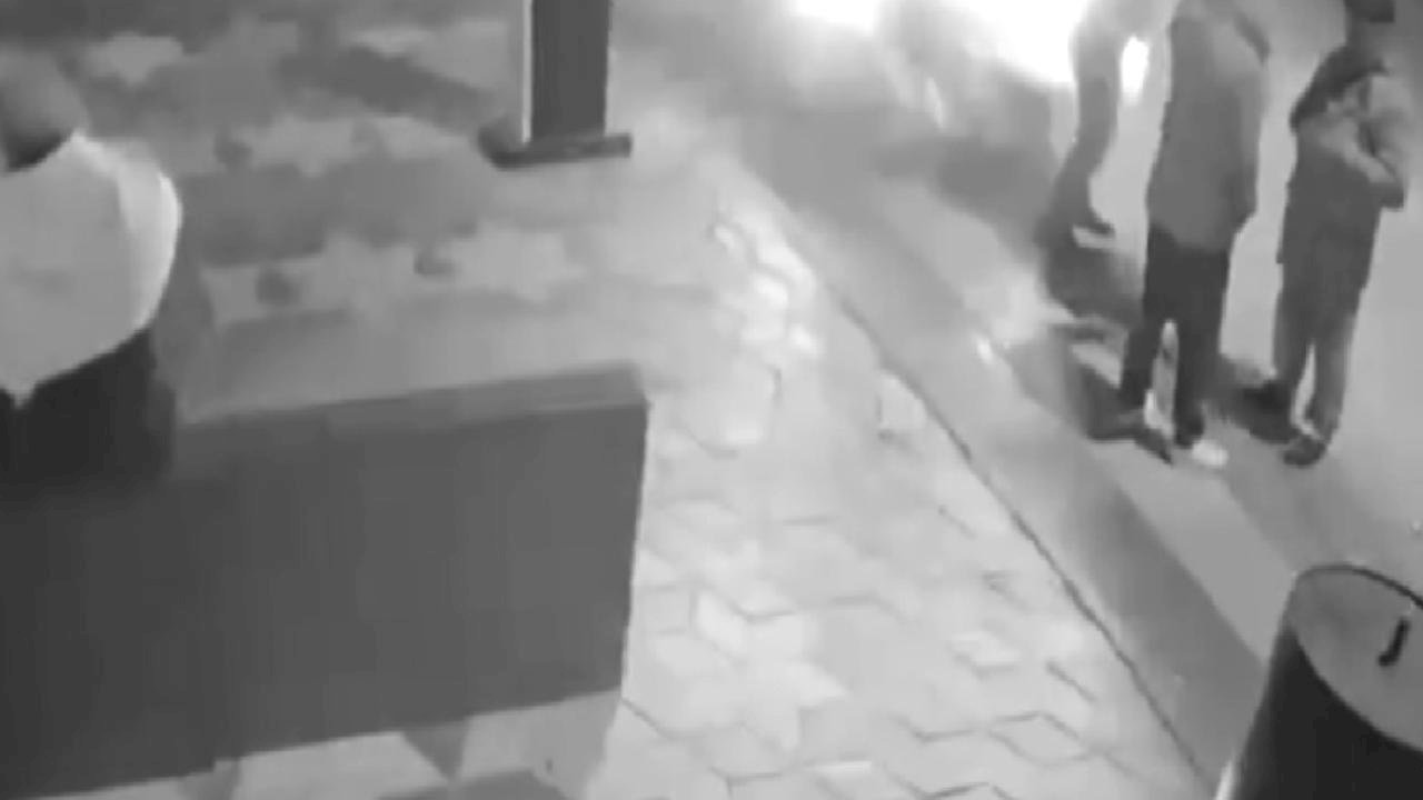 Ankara'da otomobil durakta bekleyenlerin arasına daldı