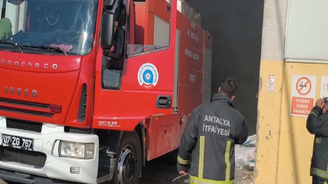 Antalya’da geri dönüşüm fabrikasında yangın
