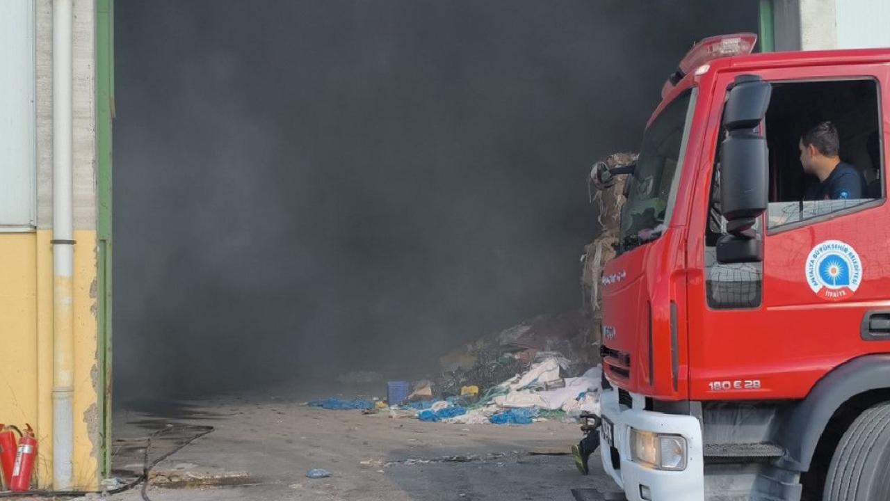 Antalya’da geri dönüşüm fabrikasında yangın