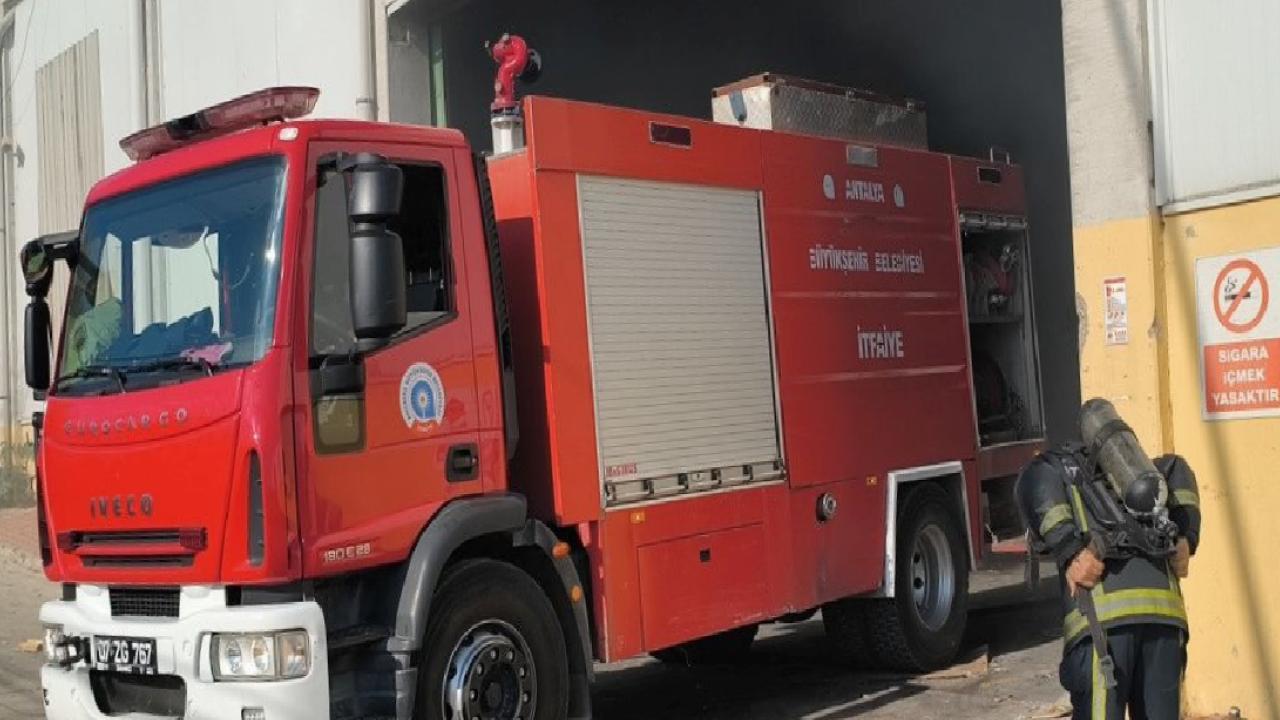 Antalya’da geri dönüşüm fabrikasında yangın