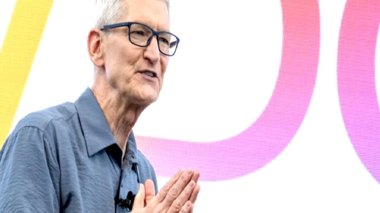 Apple CEO'su Tim Cook görevden ayrılıyor: Yerine kim geçecek