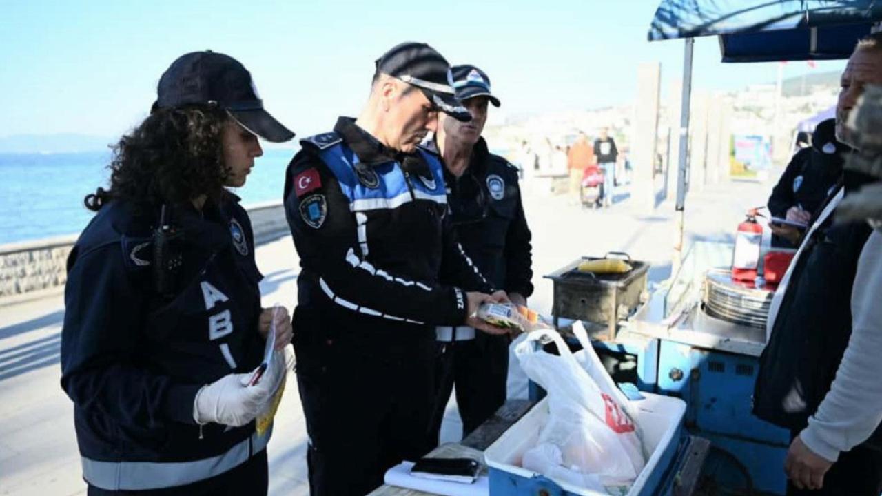 Aydın'ın Kuşadası ilçesinde sokak lezzetlerine sıkı denetim