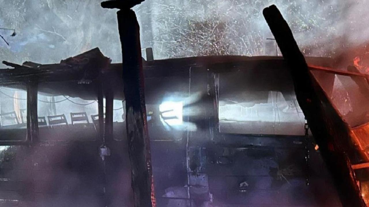 Bartın'da yıldırım düşen bölgedeki 2 araç yandı