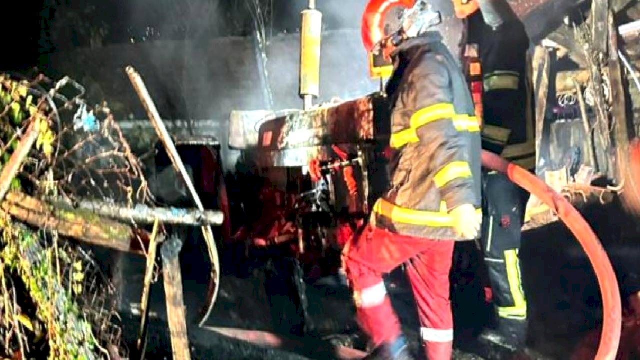 Bartın'da yıldırım düşen bölgedeki 2 araç yandı