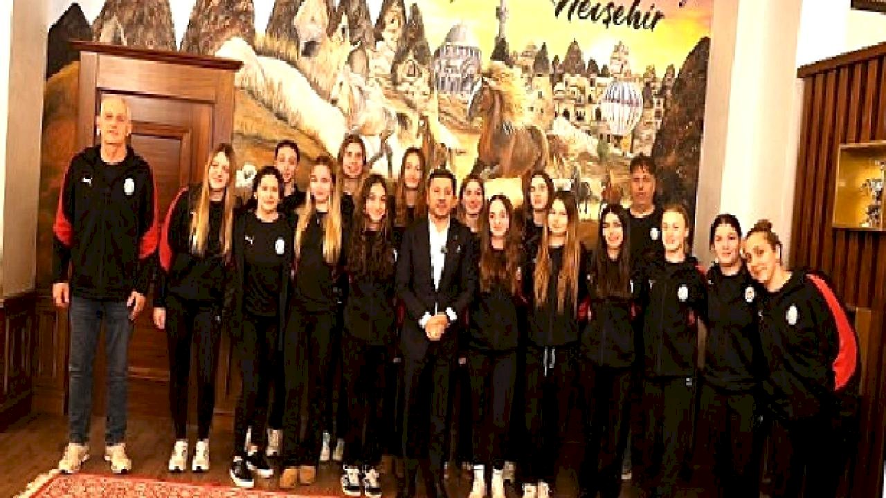 Belediye Başkanı Rasim Arı, Galatasaray Sutopu Kadın Takımı'nı Ağırladı