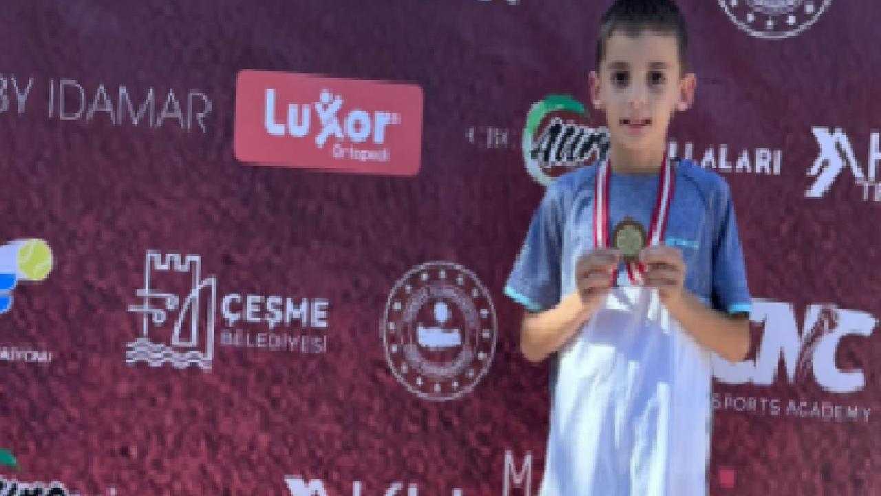 Bursa Büyükşehir Belediyesporlu tenisçilerden 2 şampiyonluk