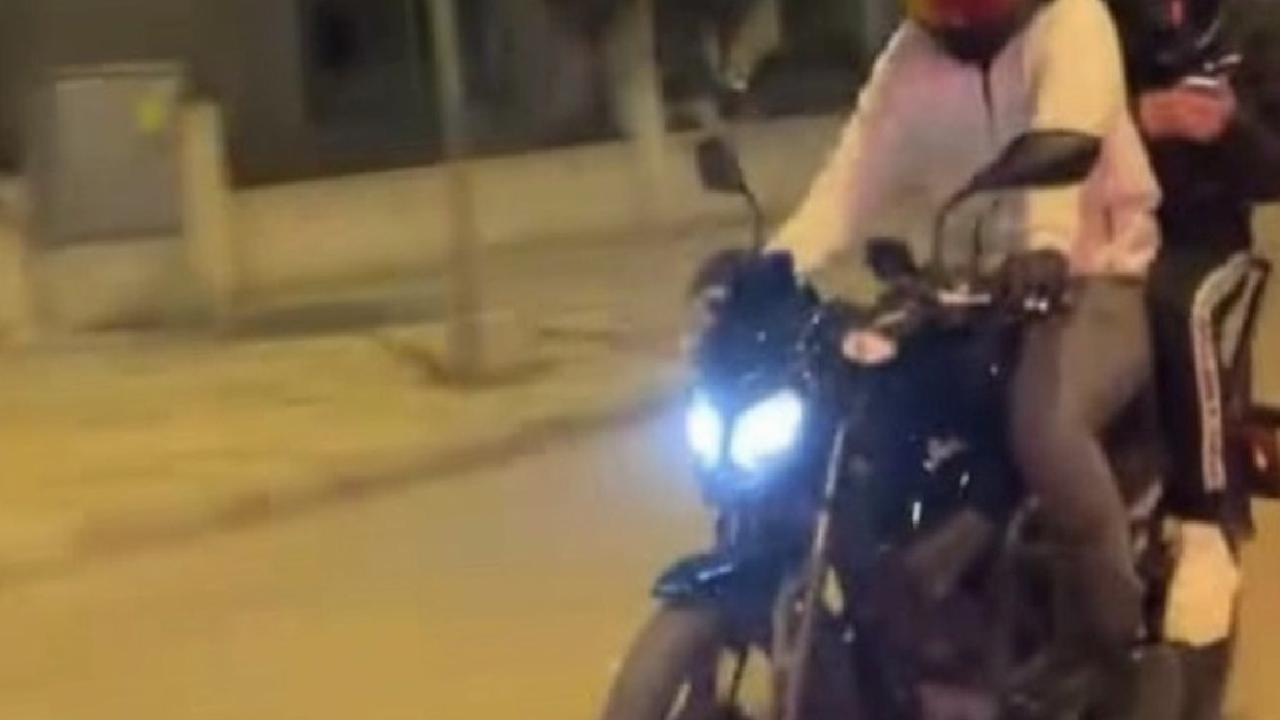 Bursa'da ön tekerini kaldırmak istediği motosikleti devirdi: Kaza anı kamerada