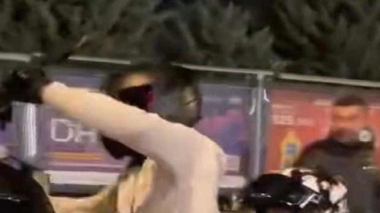 Bursa'da ön tekerini kaldırmak istediği motosikleti devirdi: Kaza anı kamerada