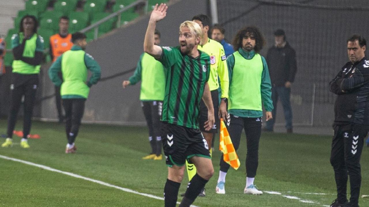 Caner Erkin, Sakaryaspor'daki 8. maçında 3. kırmızı kartını gördü