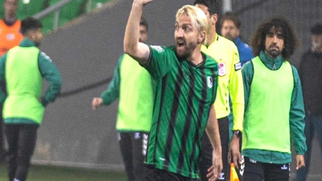 Caner Erkin, Sakaryaspor'daki 8. maçında 3. kırmızı kartını gördü