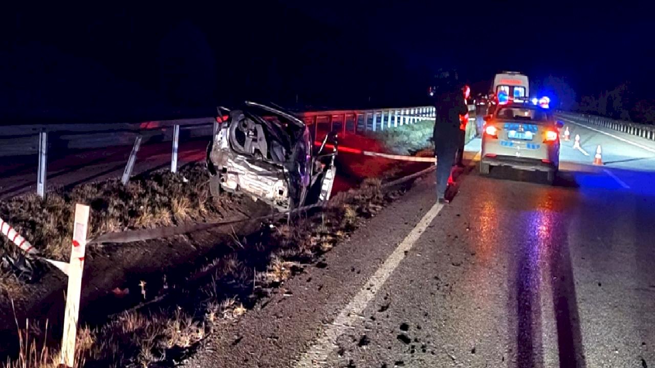Çorum&#039;da otostop çeken şahıs devrilen otomobilde can verdi