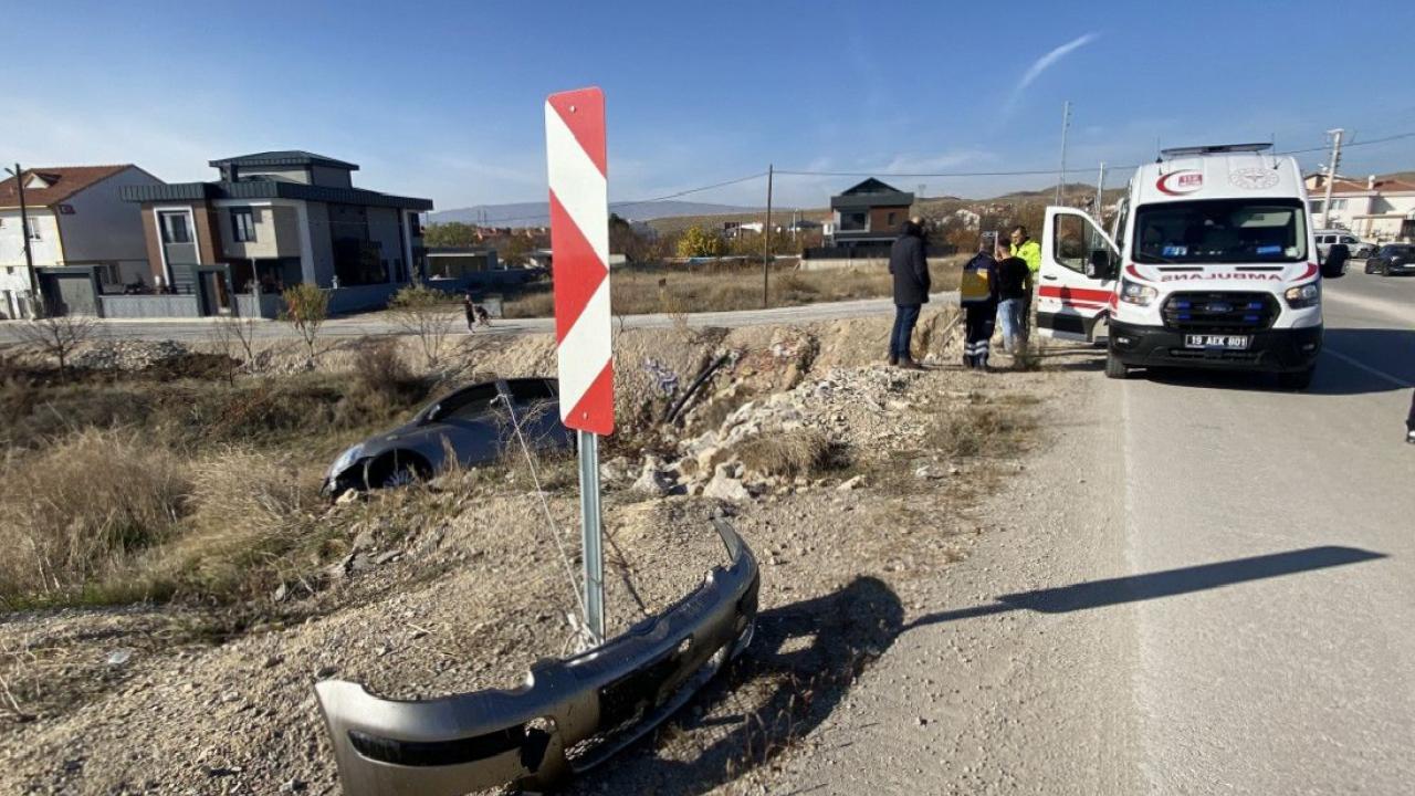 Çorum'da yoldan çıkan otomobil, taşlık alanda asılı kaldı
