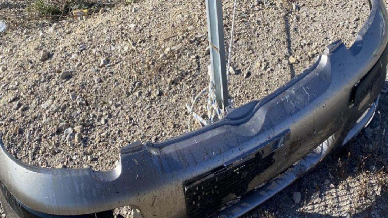 Çorum'da yoldan çıkan otomobil, taşlık alanda asılı kaldı