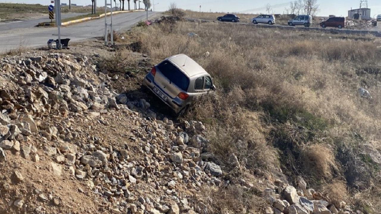 Çorum'da yoldan çıkan otomobil, taşlık alanda asılı kaldı
