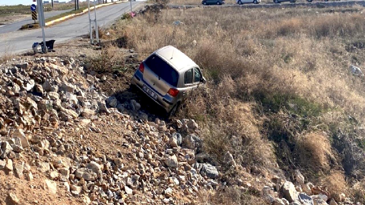 Çorum'da yoldan çıkan otomobil, taşlık alanda asılı kaldı