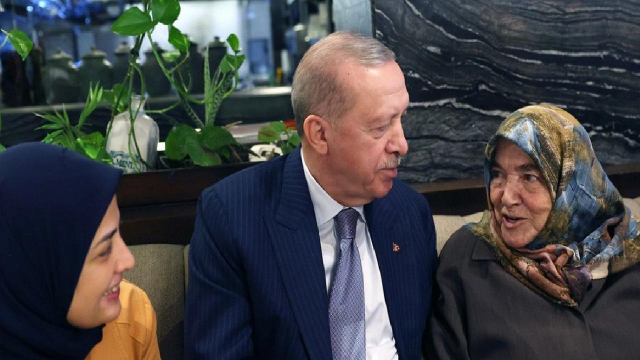 Cumhurbaşkanı Erdoğan kafede vatandaşlarla sohbet etti