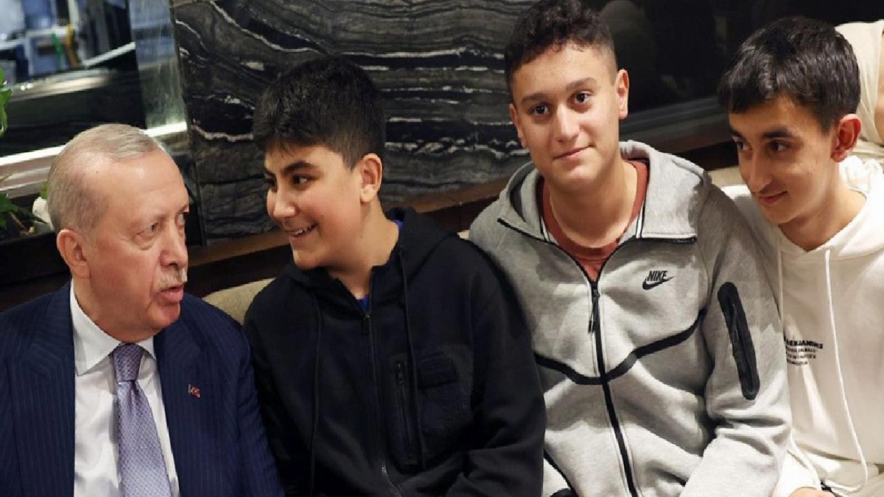 Cumhurbaşkanı Erdoğan kafede vatandaşlarla sohbet etti