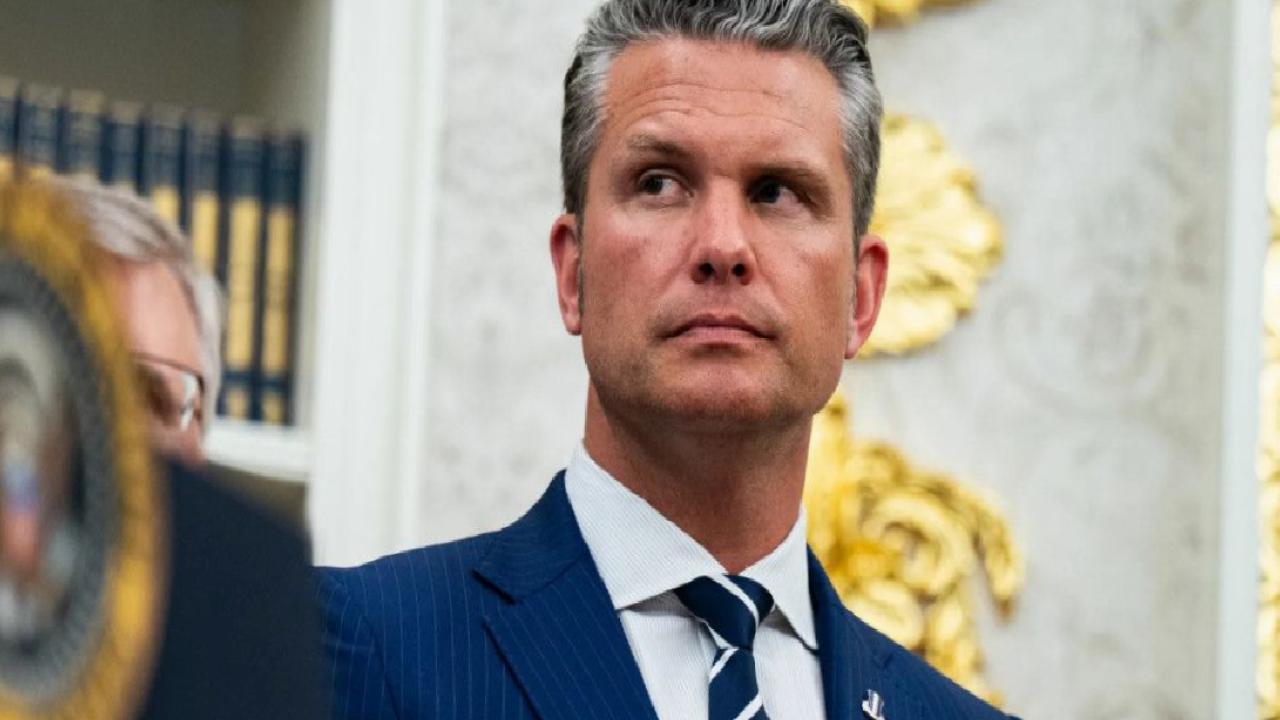 Donald Trump: Venezuela ve çevresindeki hava sahasının kapatılmış olduğunu dikkate alın