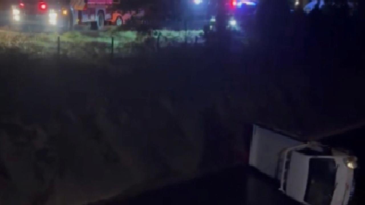 Düzce'de kamyonet su kanalına devrildi!