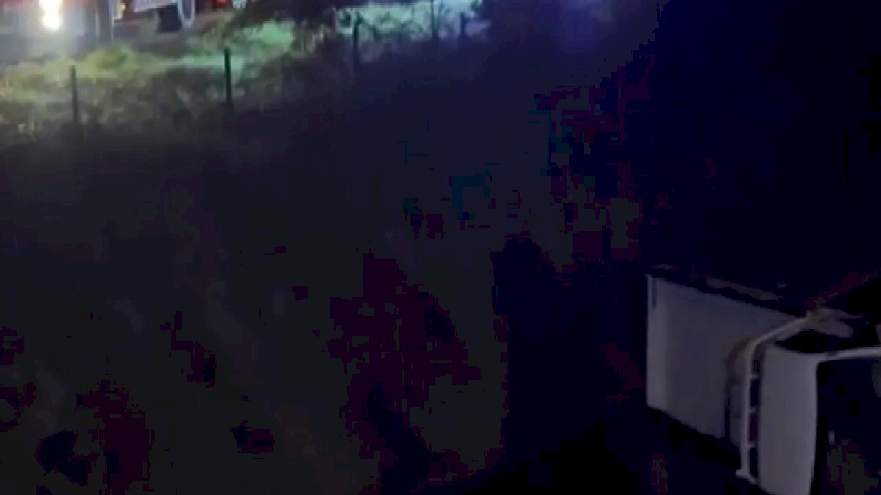 Düzce'de kamyonet su kanalına devrildi!