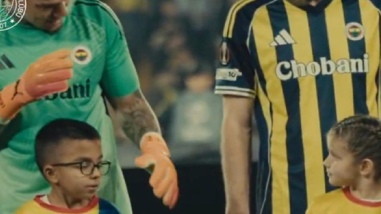Ederson'dan işitme engelli miniğe duygusal hareket