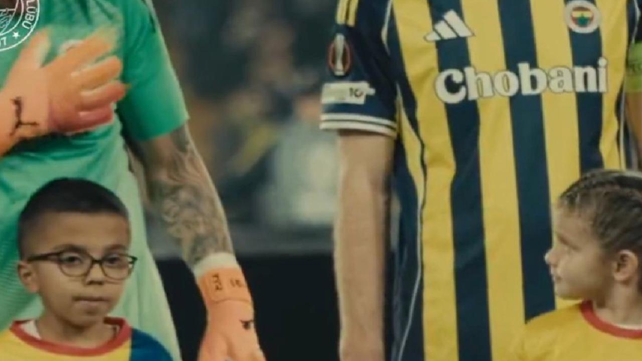 Ederson'dan işitme engelli miniğe duygusal hareket