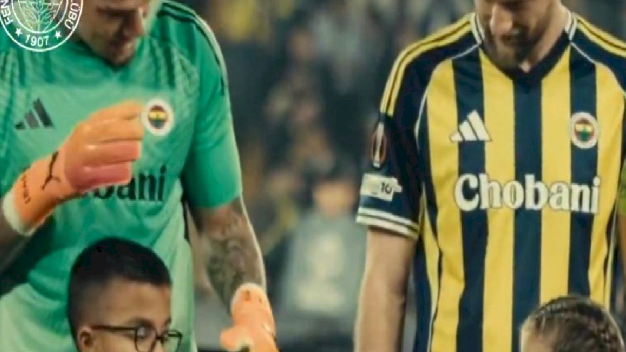 Ederson'dan işitme engelli miniğe duygusal hareket