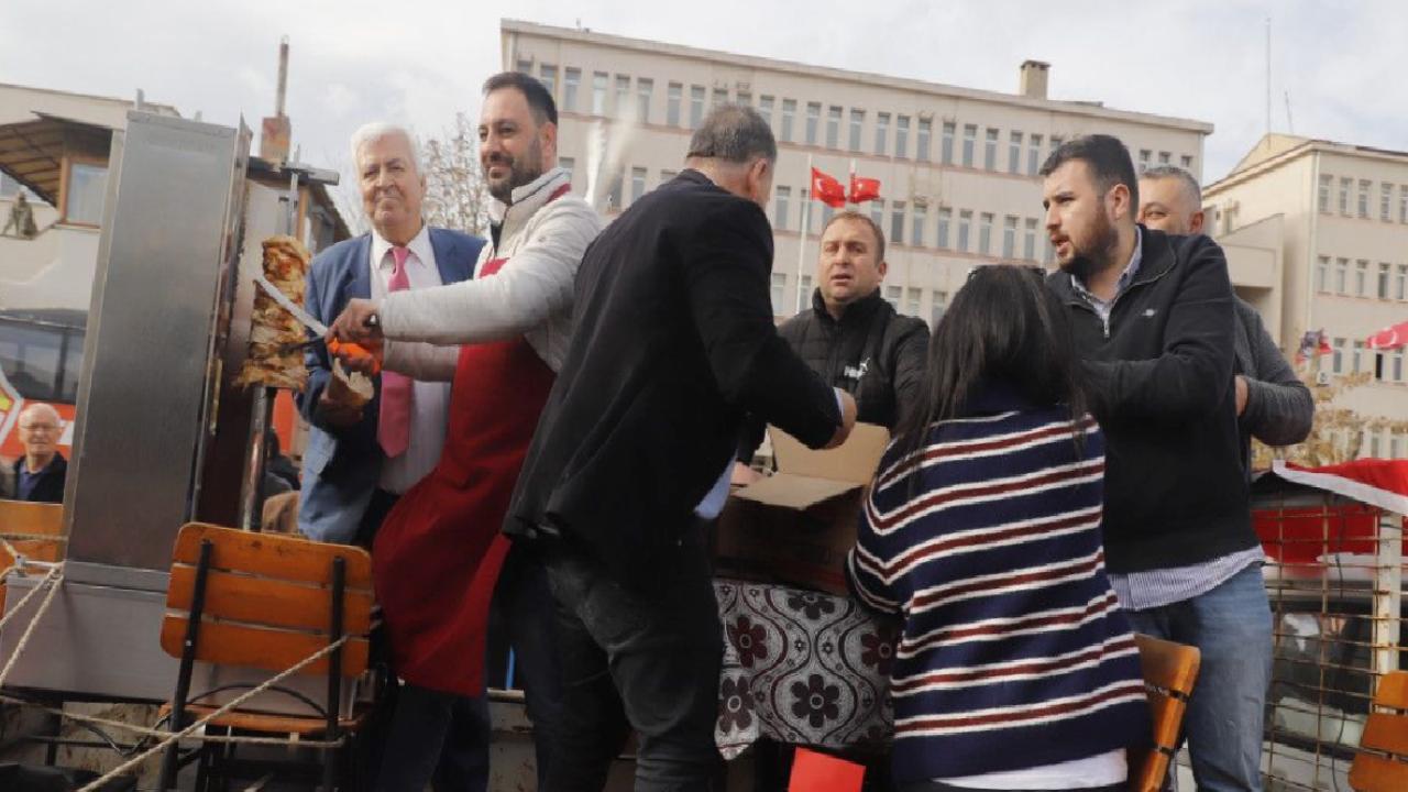 Edirne'de kurtuluş günü nedeniyle dağıtılan kek izdihama neden oldu